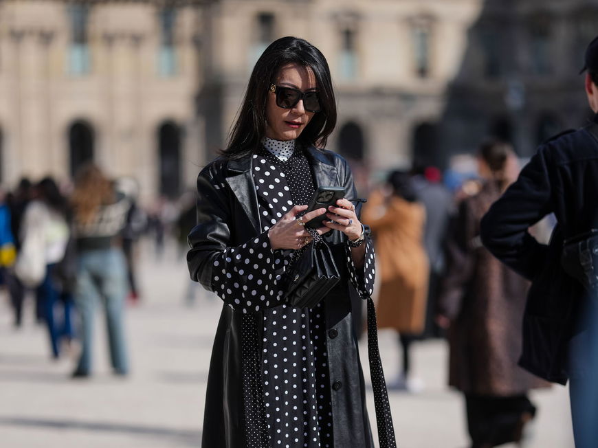 Frau in Polka Dots-Kleid Streetstyle