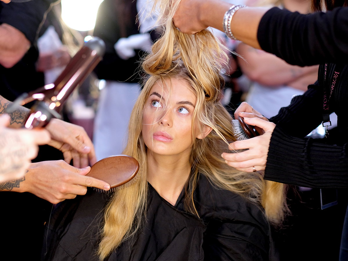 Model beim Hairstyling