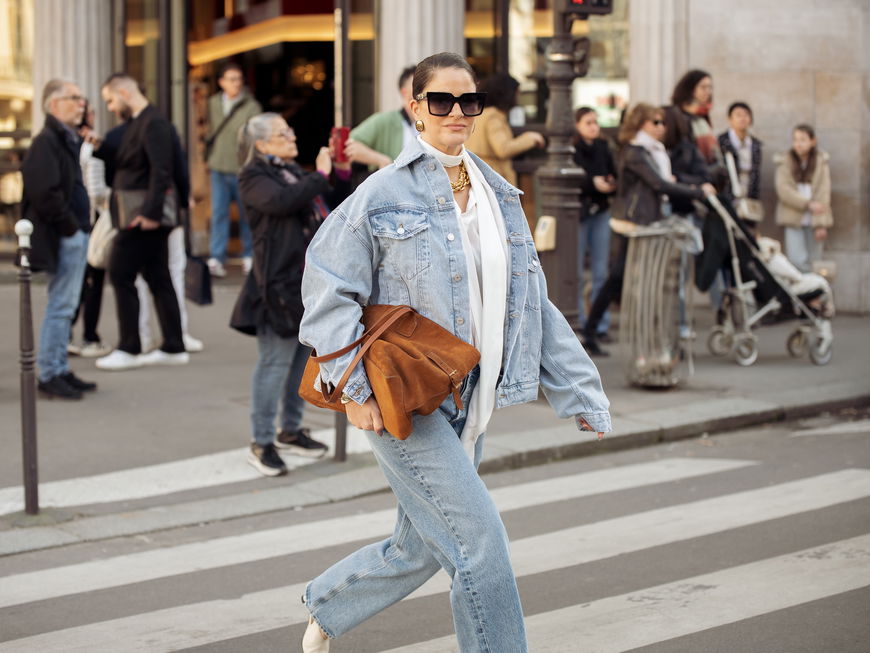 Frau in einer Jeansjacke