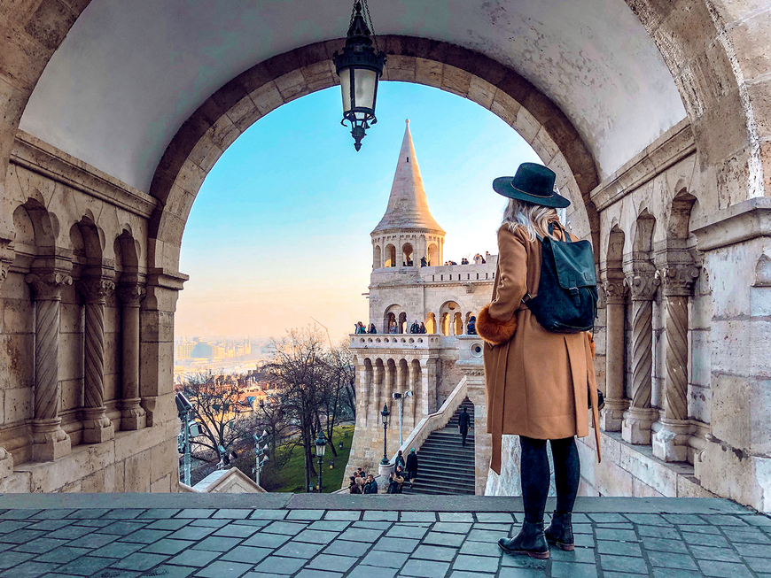 Junge Frau mit Rucksack im Urlaub
