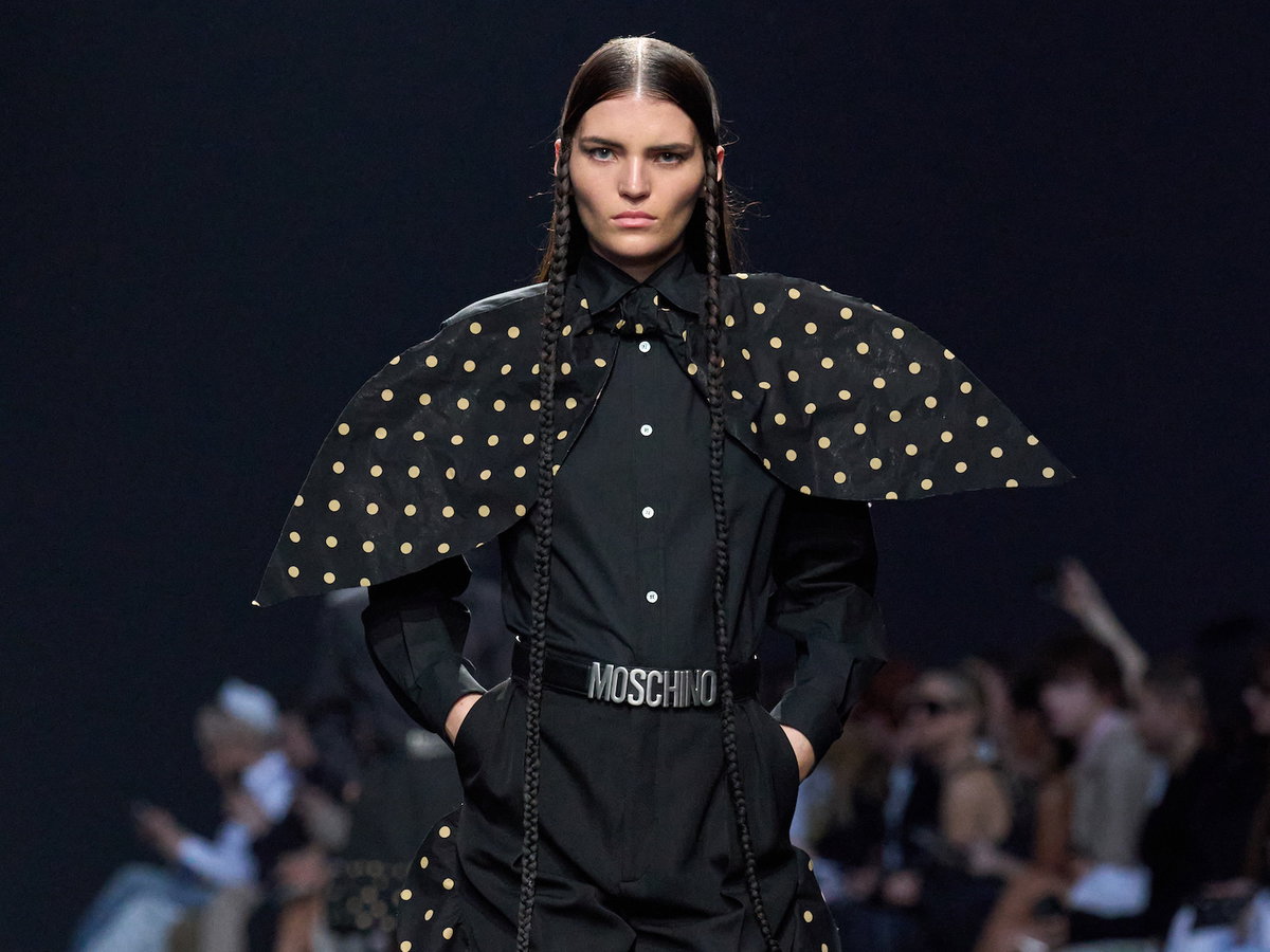Look von Moschino bei Mailand Fashion Week