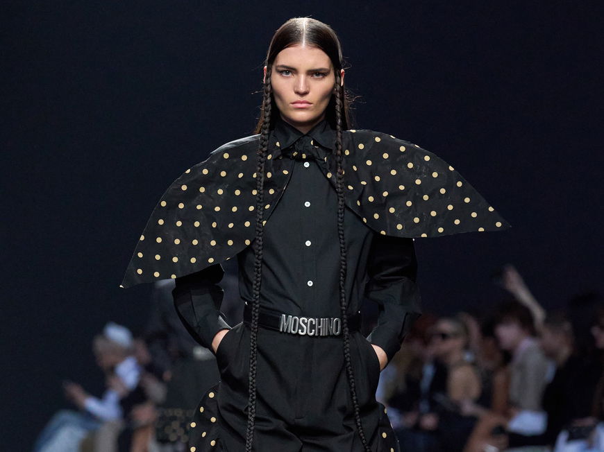 Look von Moschino bei Mailand Fashion Week