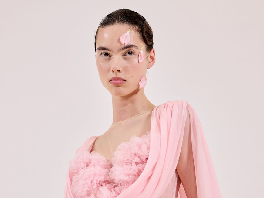 Model mit Rosen