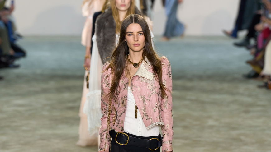 Paris Fashion Week 2025: Warum wir auf die Chloé Show sehnlichst gewartet haben