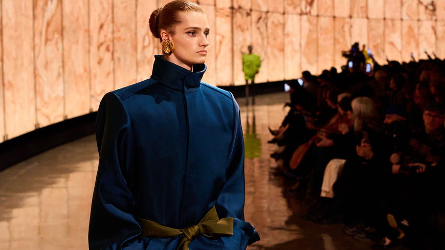 Saint Laurent macht diesen 80er-Jahre-Look zum Mode-Trend für Herbst/Winter 2025/2026