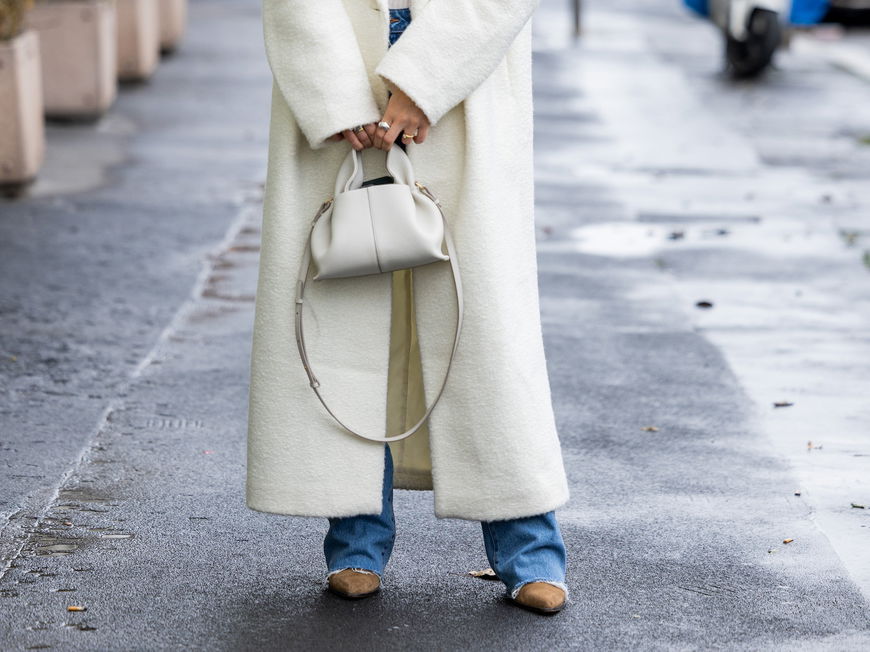 Frau mit Polène Paris Tasche