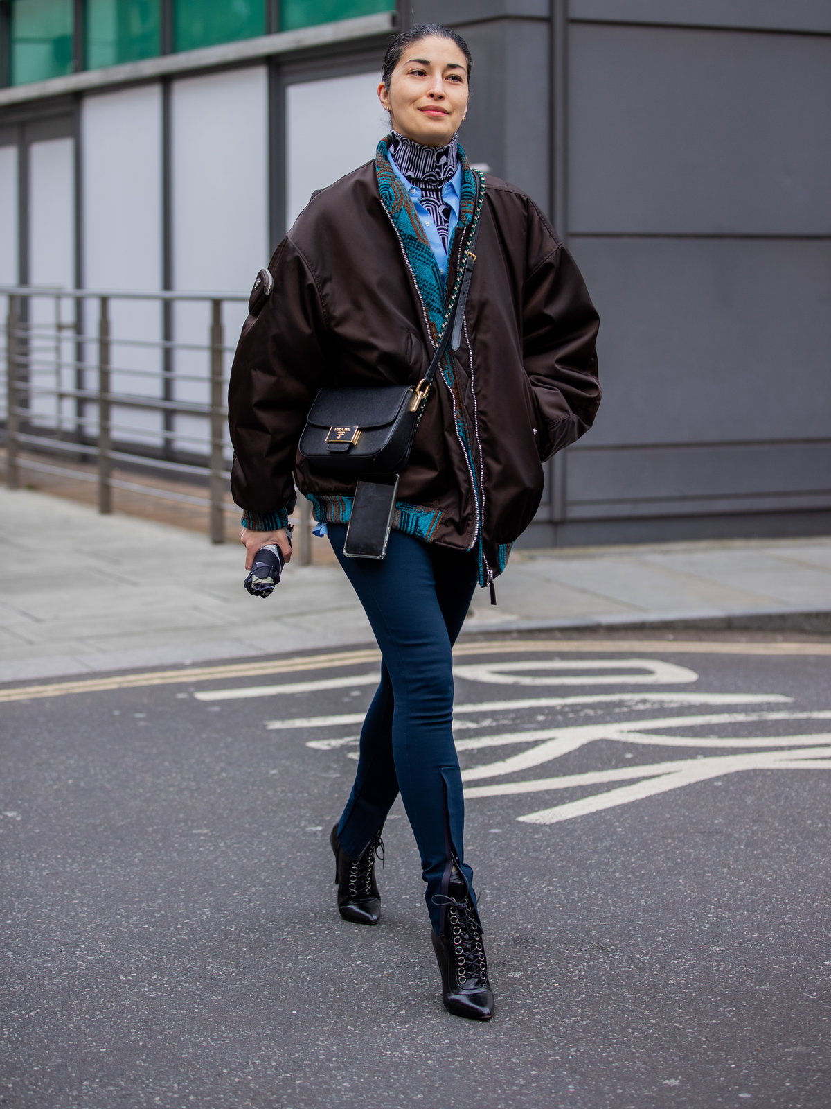 Skinny Jeans zur Bomberjacke