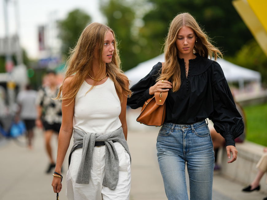 Zwei Frauen in Jeans