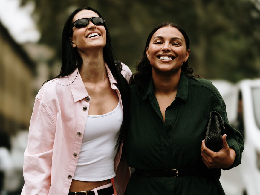 Zwei stylische Frauen