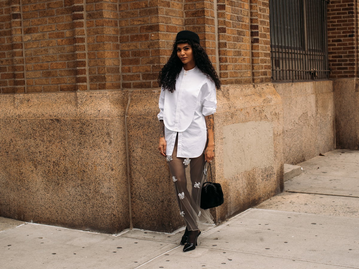 Frau in transparentem Look