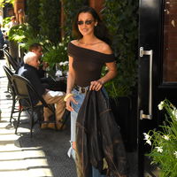 Bella Hadid macht Ripped Jeans 2025 zum überraschenden Mode-Trend