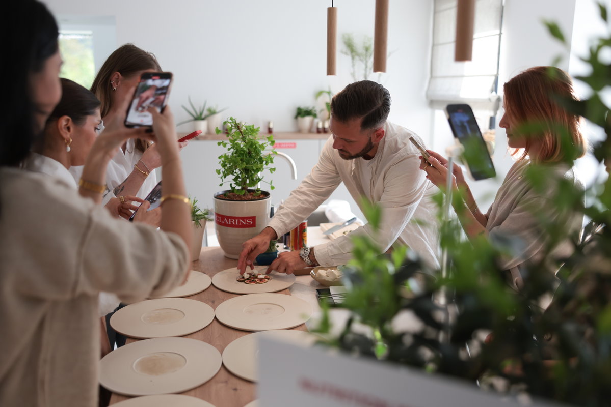 Koch bereitet Abendessen vor