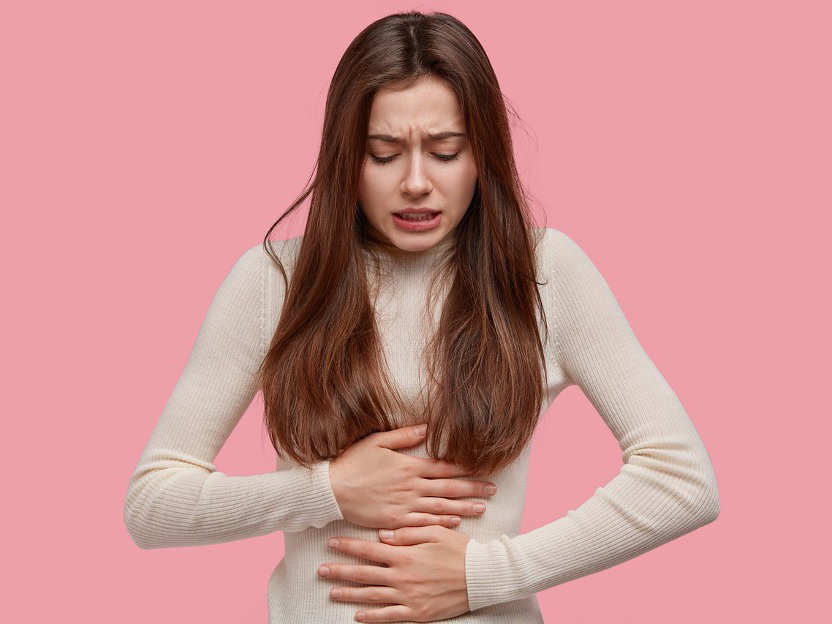 Frau mit Unterleibschmerzen