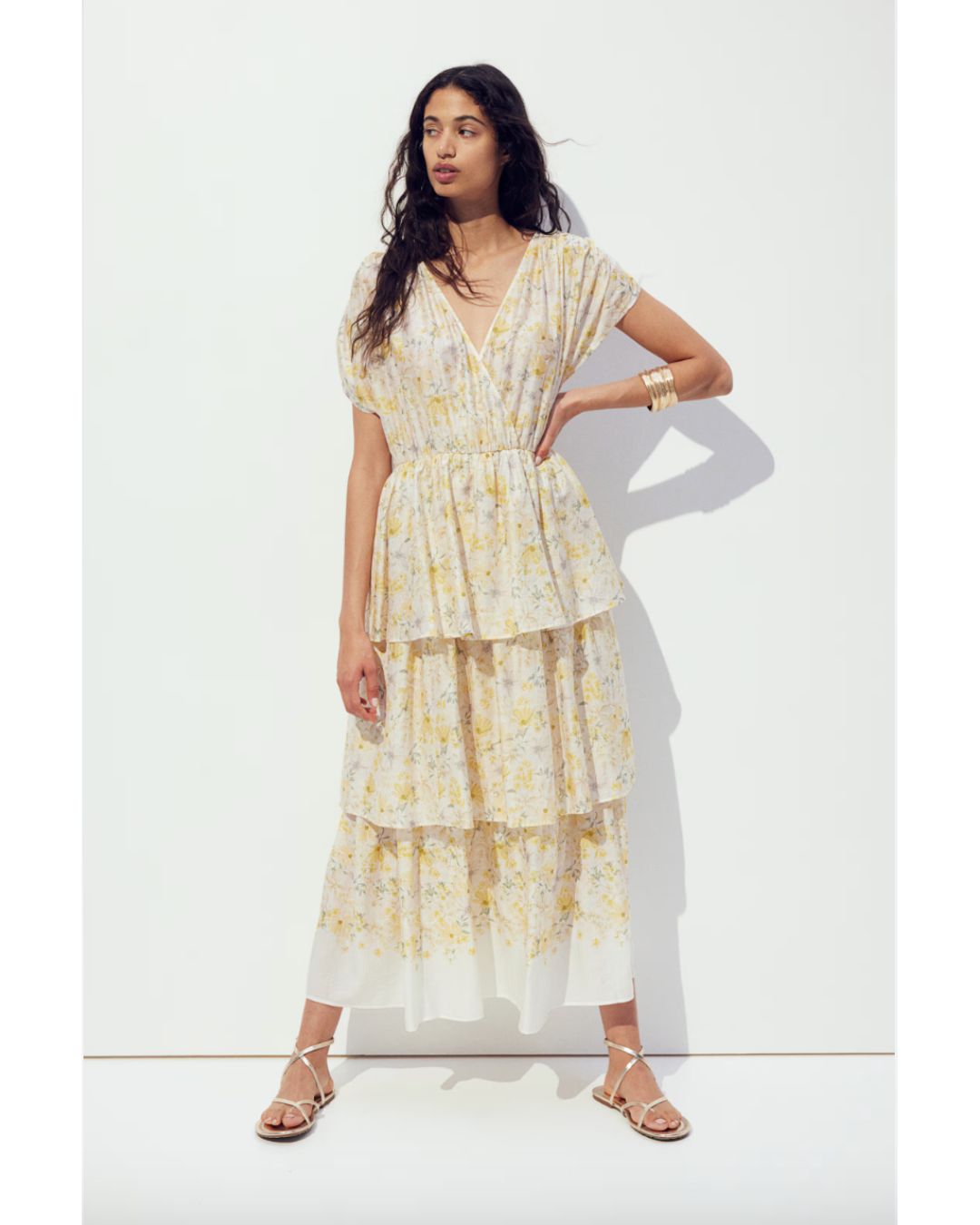 Gelbes Stufenkleid mit floralen Mustern von H&M