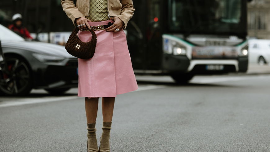 Leder tragen wir im Frühling 2025 überraschenderweise in dieser Trendfarbe – laut Miu Miu