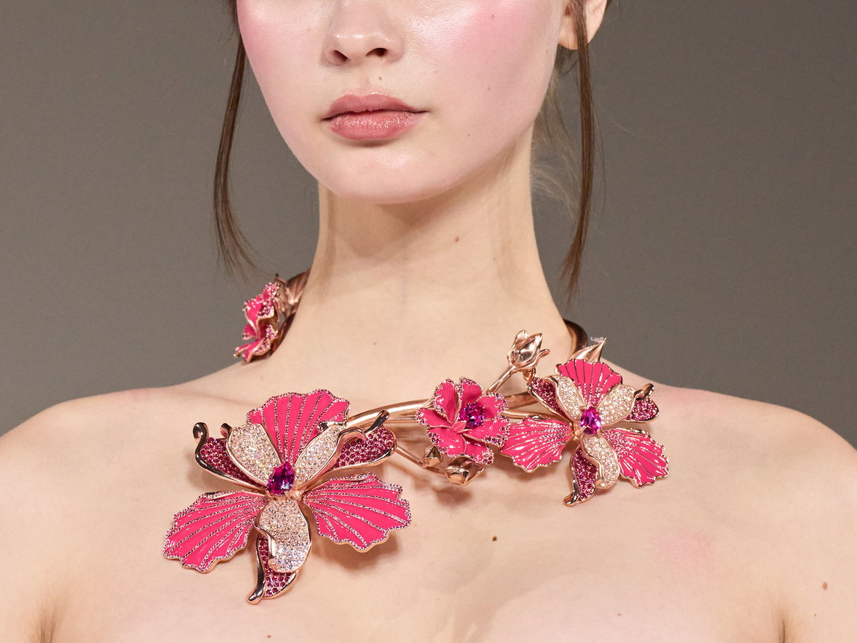 Model mit Orchideenkette