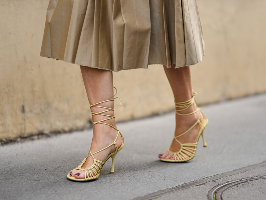 Egal, für welchen Stil du dich entscheidest, die Kitten Heels in Buttermilchgelb sind ein modisches Statement und verleihen jedem Outfit das gewisse Etwas.