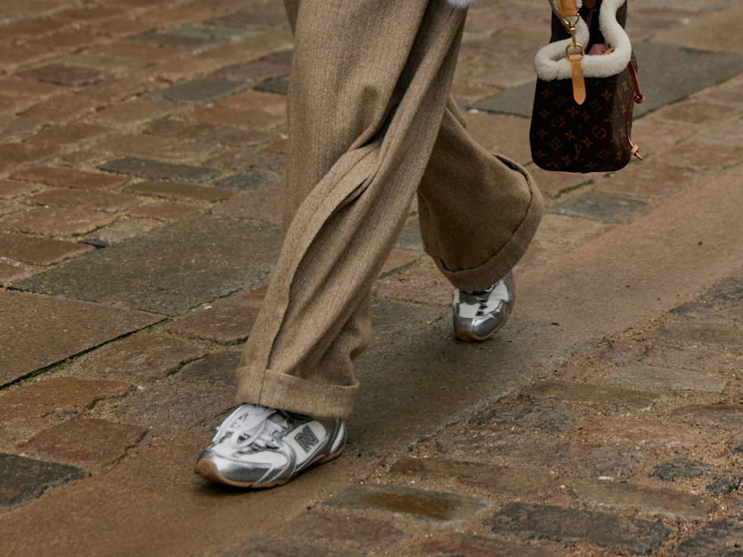 Silberfarbene Sneaker