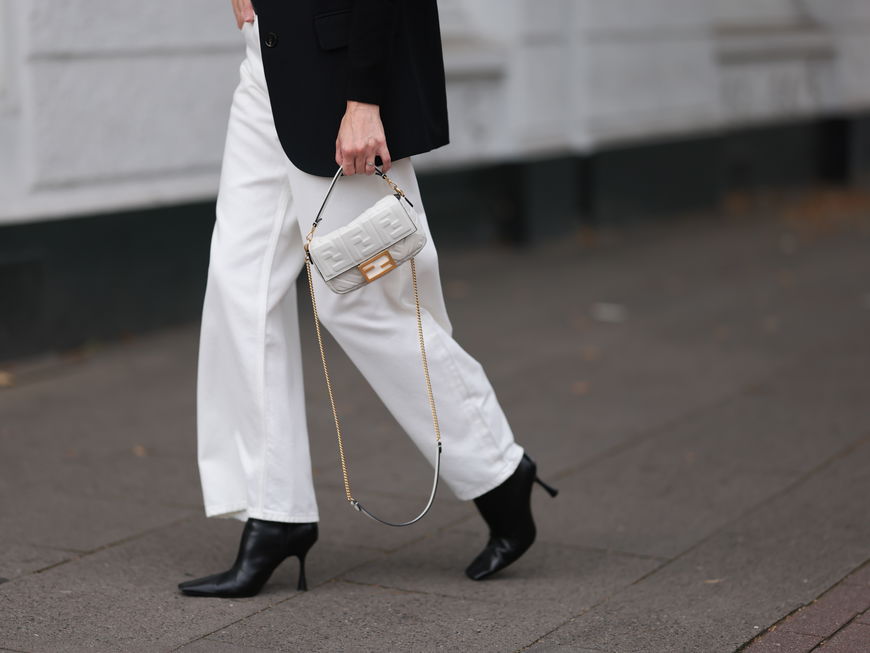 Frau in weißer Jeans