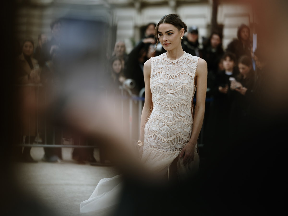 Frau in Kleid