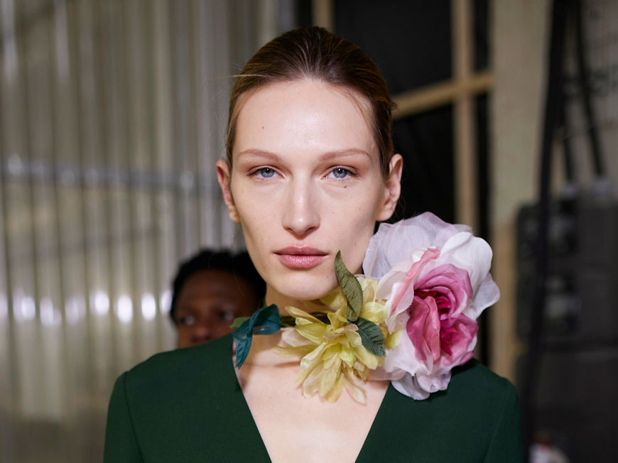 Model mit Blume