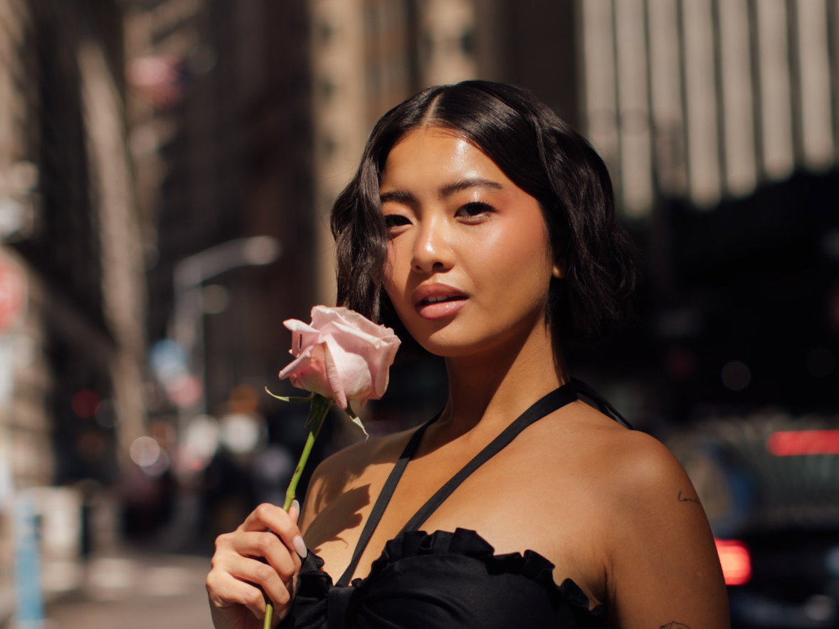 Frau mit Rose in der Hand