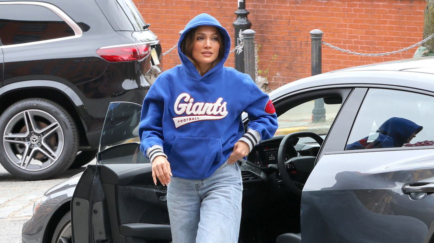 Jennifer Lopez trägt den Jeans-Trend für den Sommer 2025