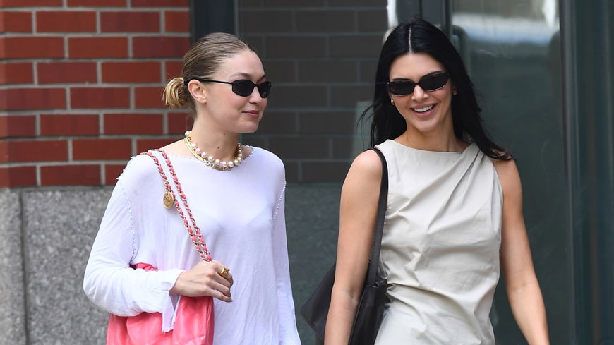 Kendall Jenner trägt dieses Top von Mango unter 30 Euro