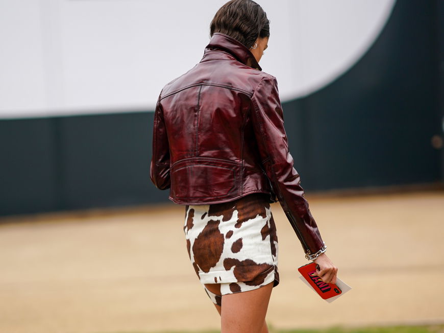 Frau in Shorts mit Kuhprint