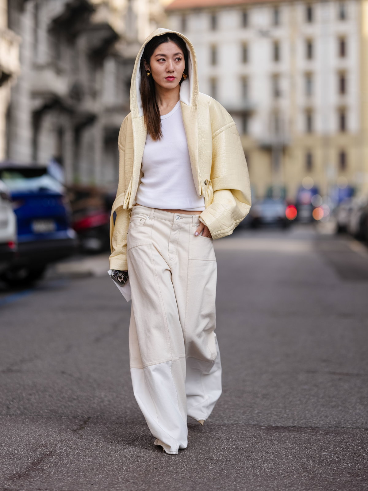 Low-Rise-Jeans mit Basics kombinieren