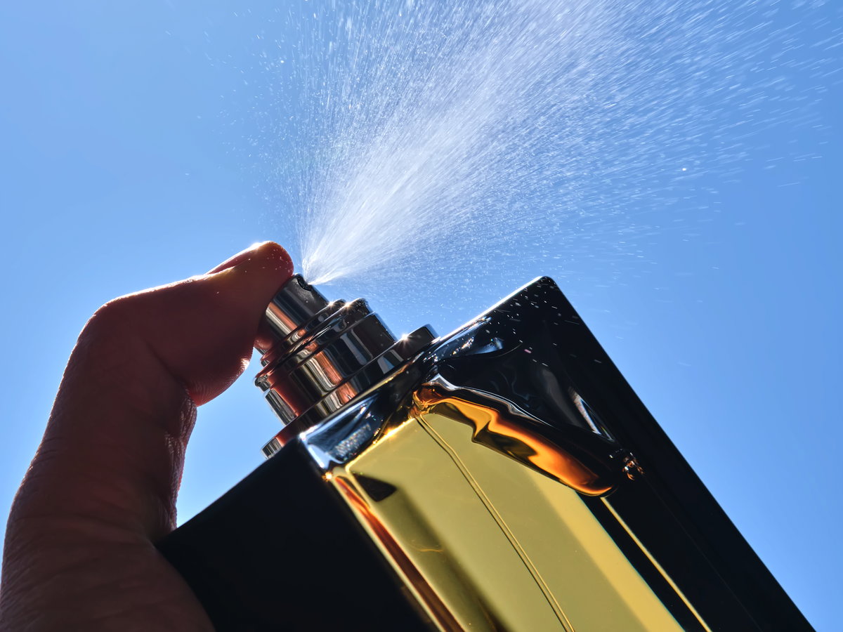 Parfum wird gesprüht