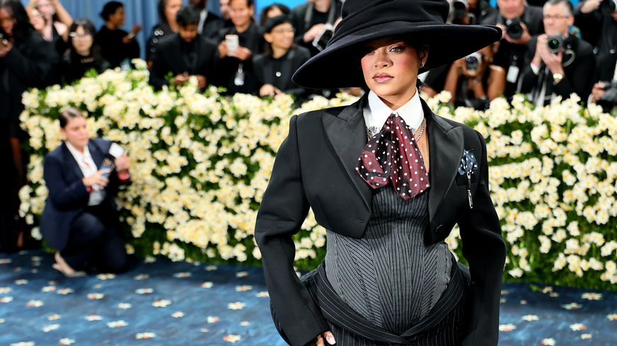 Rihanna ist schwanger! Babybauch-Debüt im Dandy-Look bei der Met Gala 2025