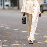 Im Sommer 2025 setzen Stars auf diesen Hosen-Trend