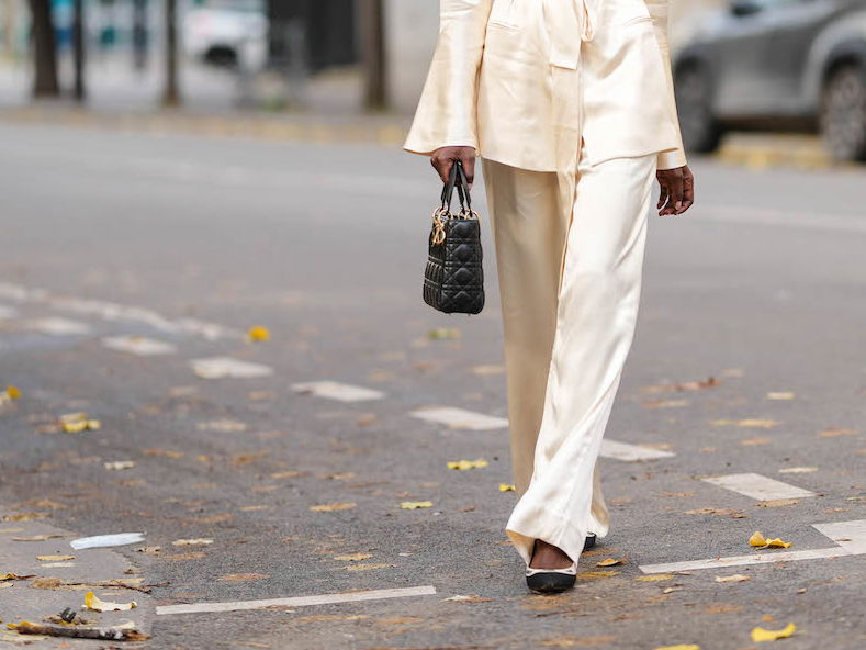 Cremefarbene Satin-Hose Streetstyle