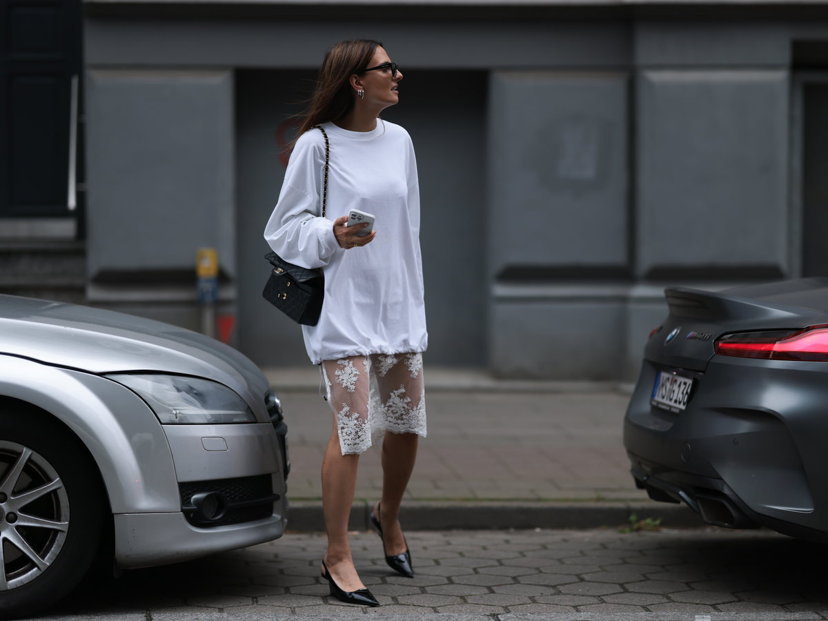Frau in Spitzenrock