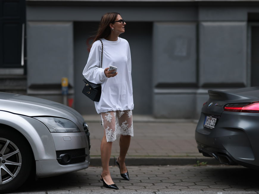 Frau in Spitzenrock