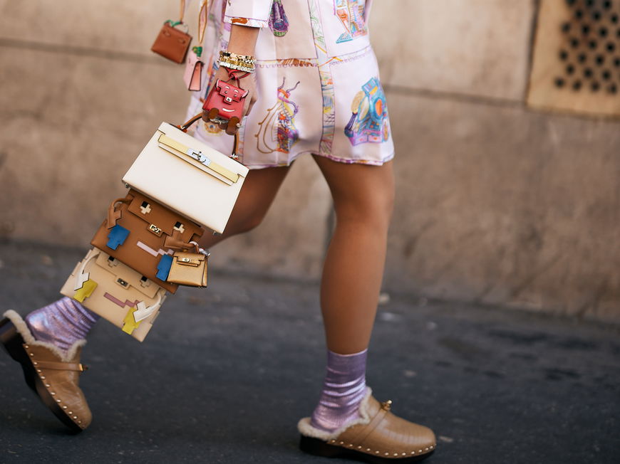 Frau in Clogs
