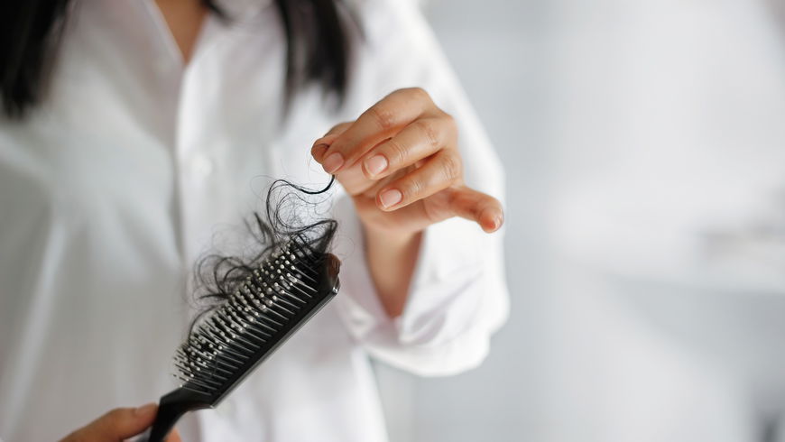 Haarausfall bei Frauen: Ursachen und Lösungen, die jeder kennen sollte