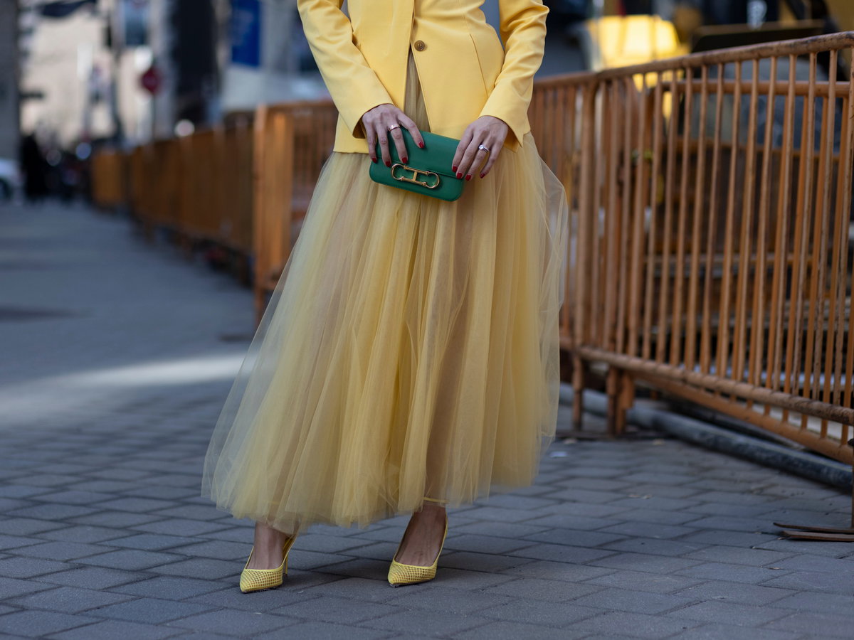 Frau in gelbem Look