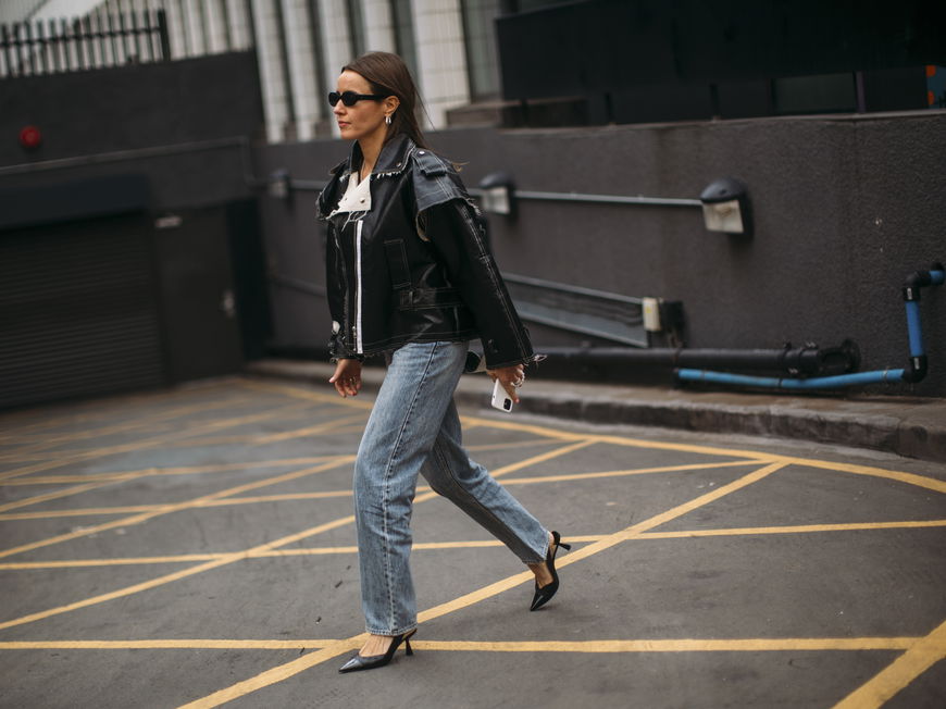 Frau in Jeans