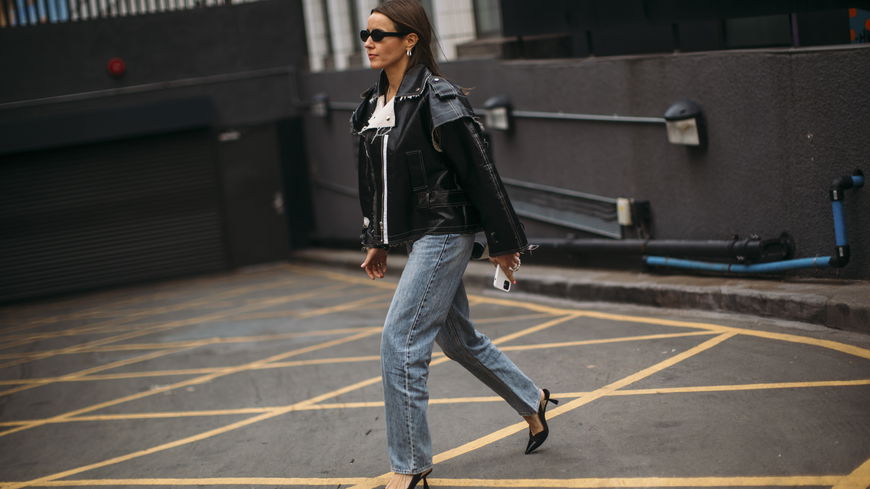 Mit dieser stylischen Jeans von H&M liegen Frauen ab 40 goldrichtig