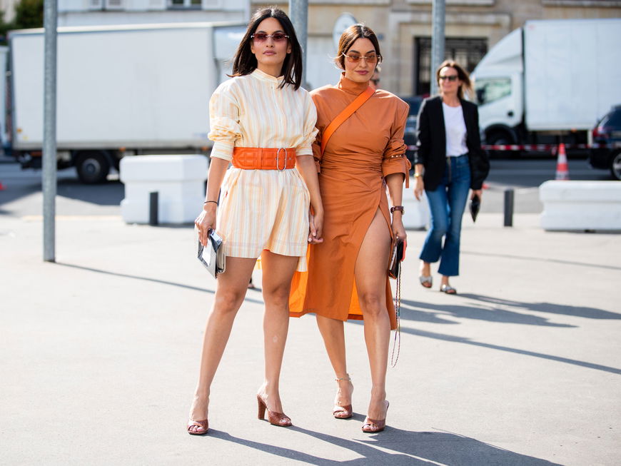 Zwei Frauen in stylischen Sommer-Looks