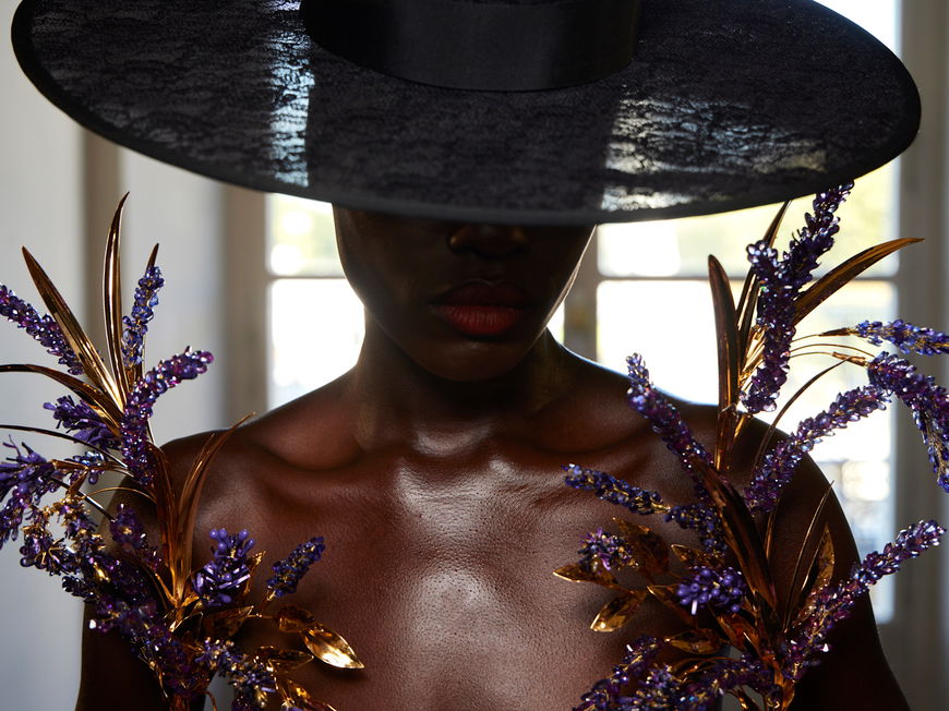 Ein Hauch von Eleganz und Raffinesse: Luxuriöse Parfums verwandeln jeden Moment in ein unvergessliches Dufterlebnis, das die Persönlichkeit auf ganz besondere Weise unterstreicht.