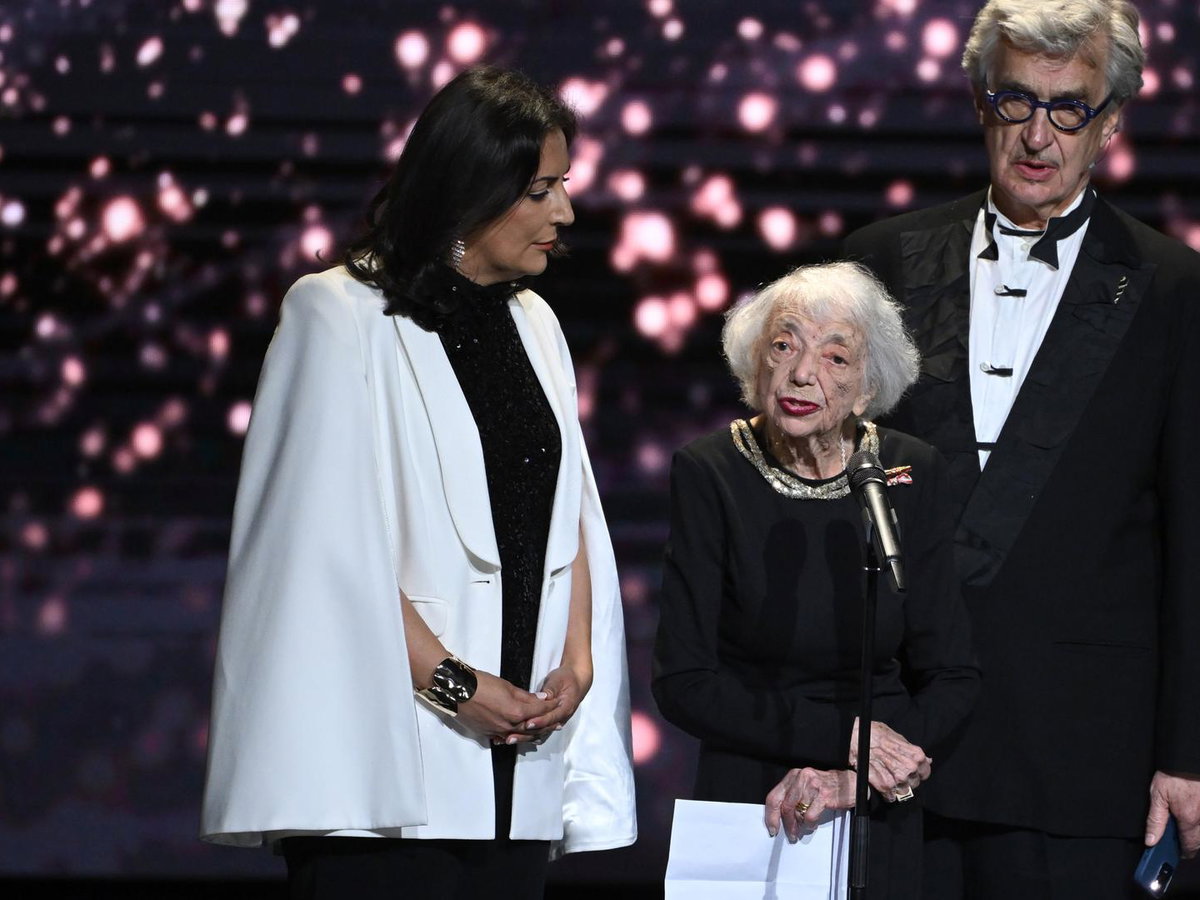 Inniger Moment: Düzen Tekkal und Margot Friedländer beim Deutschen Filmpreis 2024 in Berlin.
