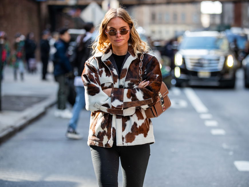 Frau in Kuhfell-Jacke