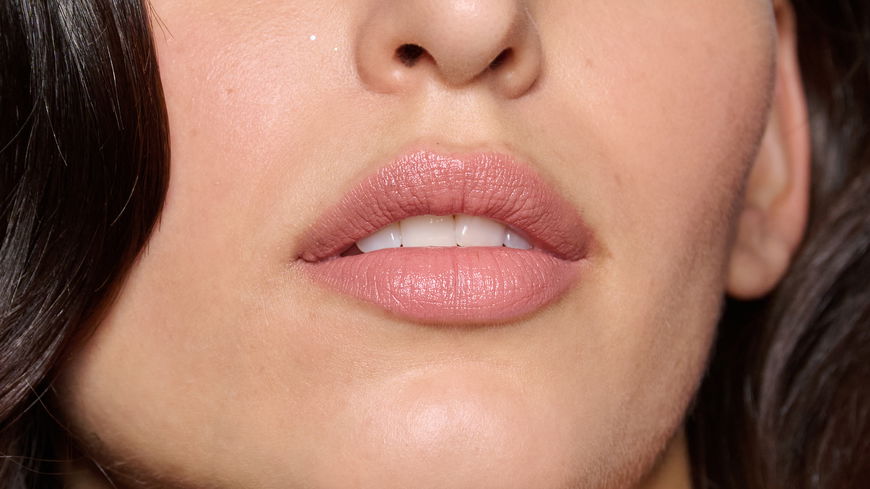 Das Peptid-Lipgloss von Rossmann beschert volle Lippen