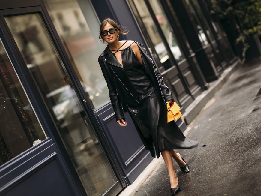 Frau in schwarzem Kleid