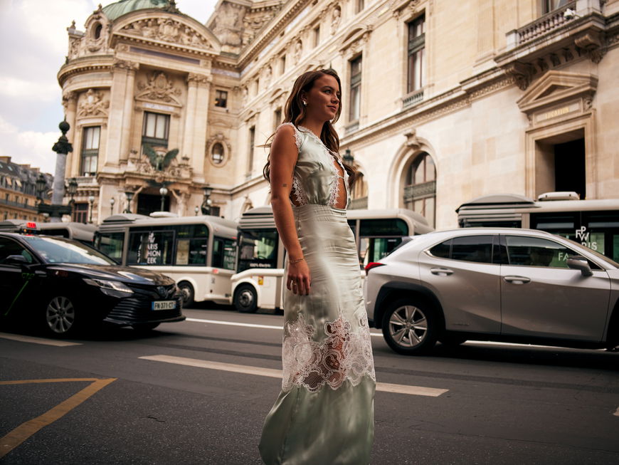 Frau in Kleid