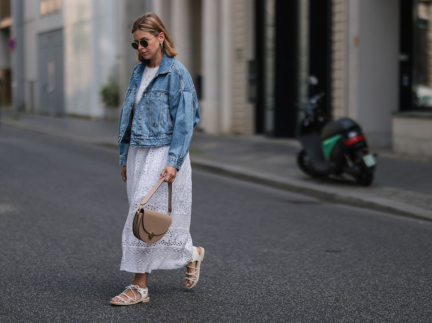 Wir zeigen dir die schönsten weißen Sommerkleid, die dir einen stilvollen Look bescheren.