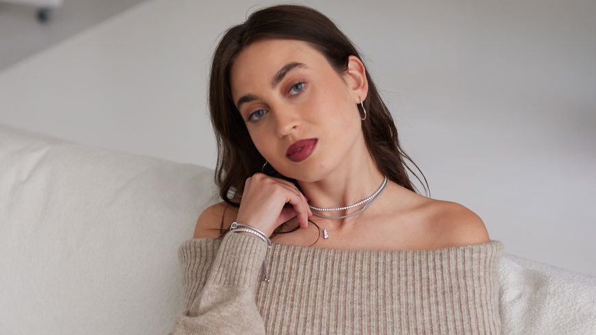 Layered & Loved: So gelingt der Schmucktrend im Sommer 2025 